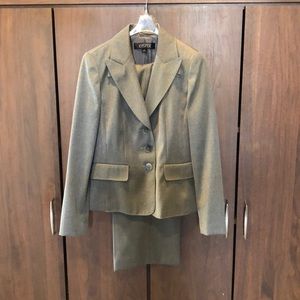 New Gray/Silver Kasper Women’s pant suit, Size 6